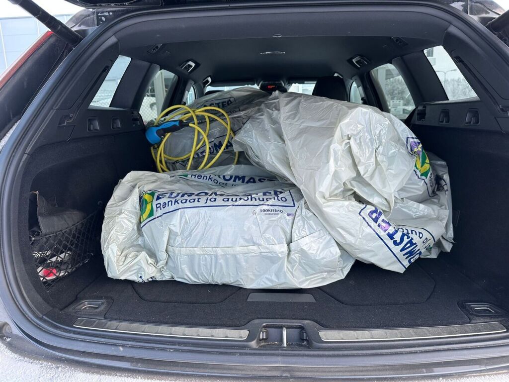 Volvo V60 2020 Musta