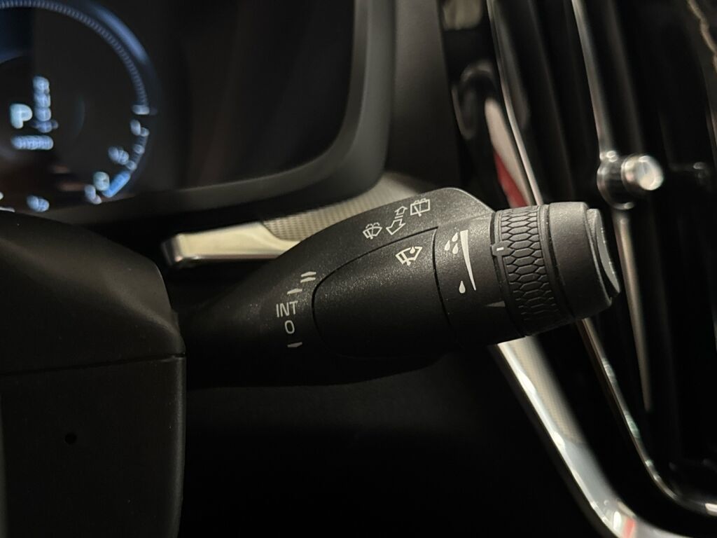 Volvo V60 2020 Musta