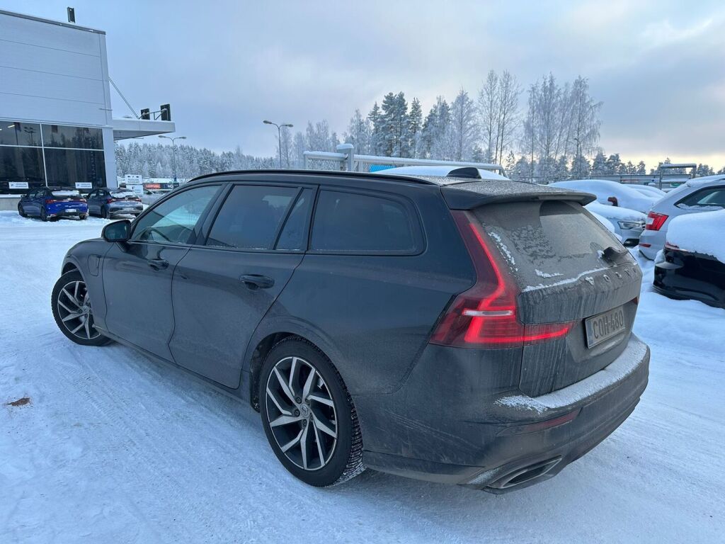 Volvo V60 2020 Musta