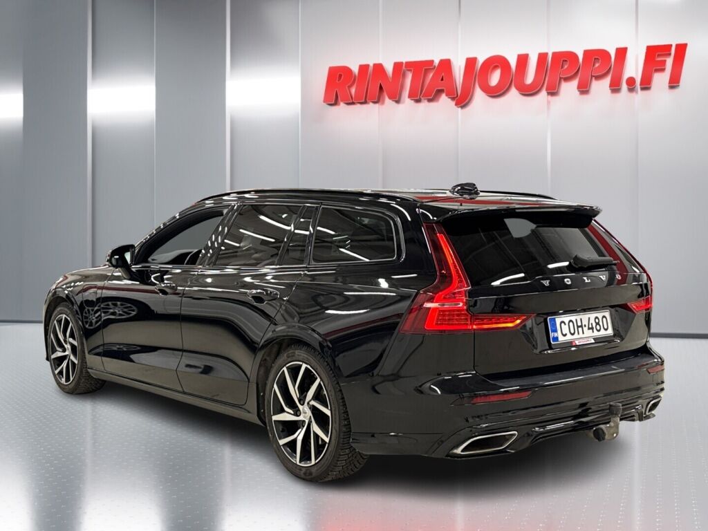 Volvo V60 2020 Musta
