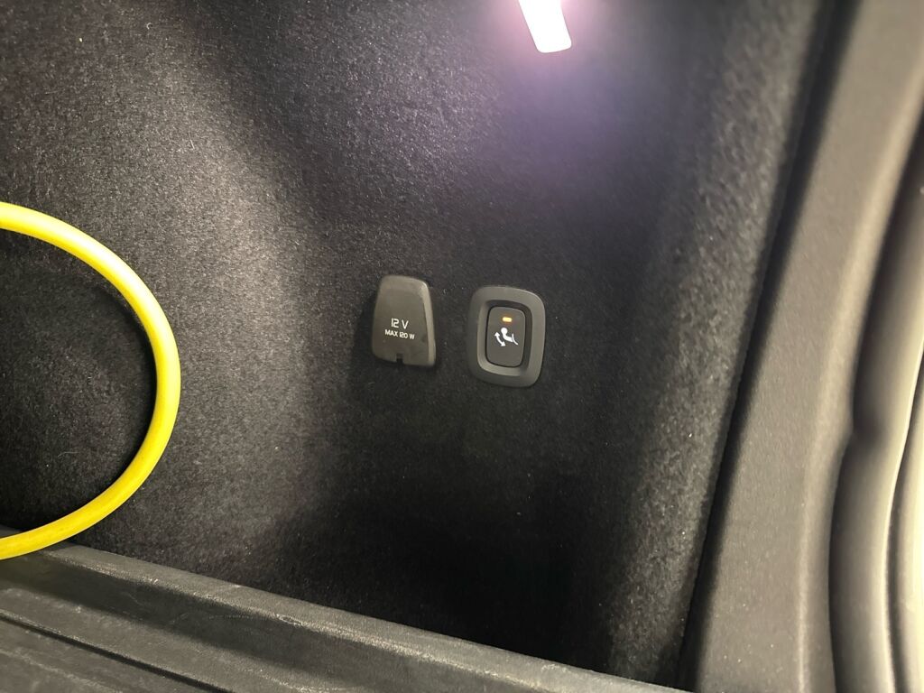 Volvo V60 2020 Musta