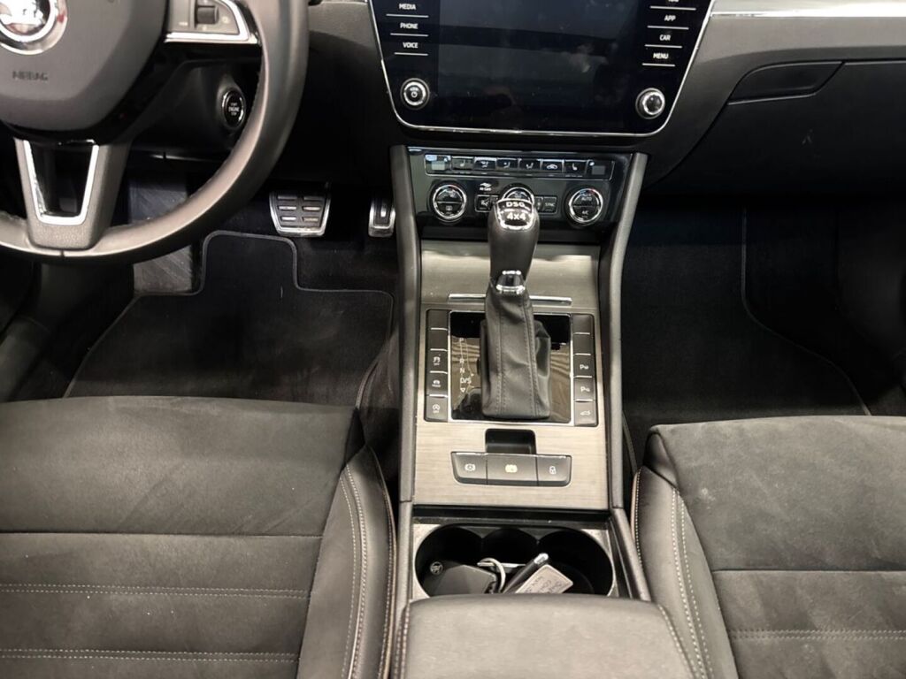 Skoda Superb 2020 Valkoinen
