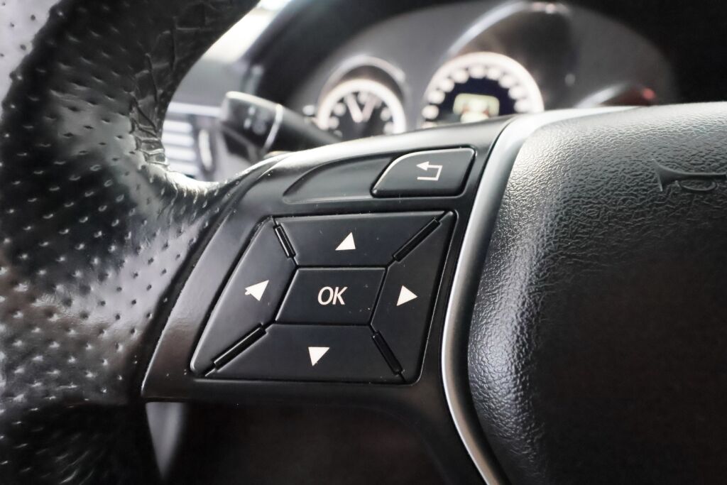 Mercedes-Benz E 2013 Musta