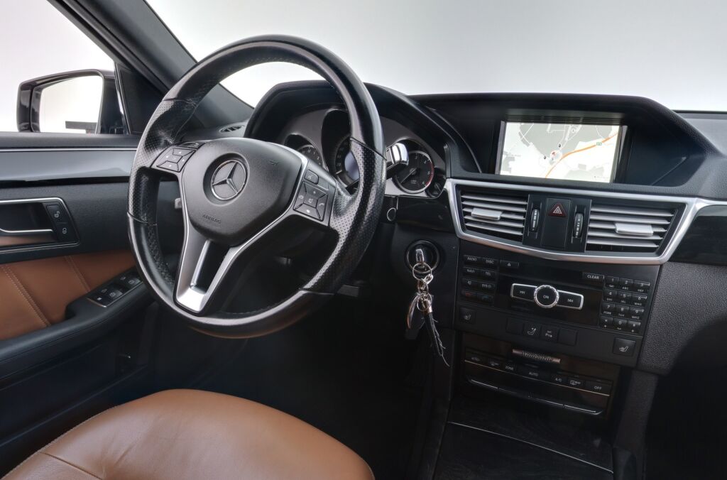 Mercedes-Benz E 2013 Musta