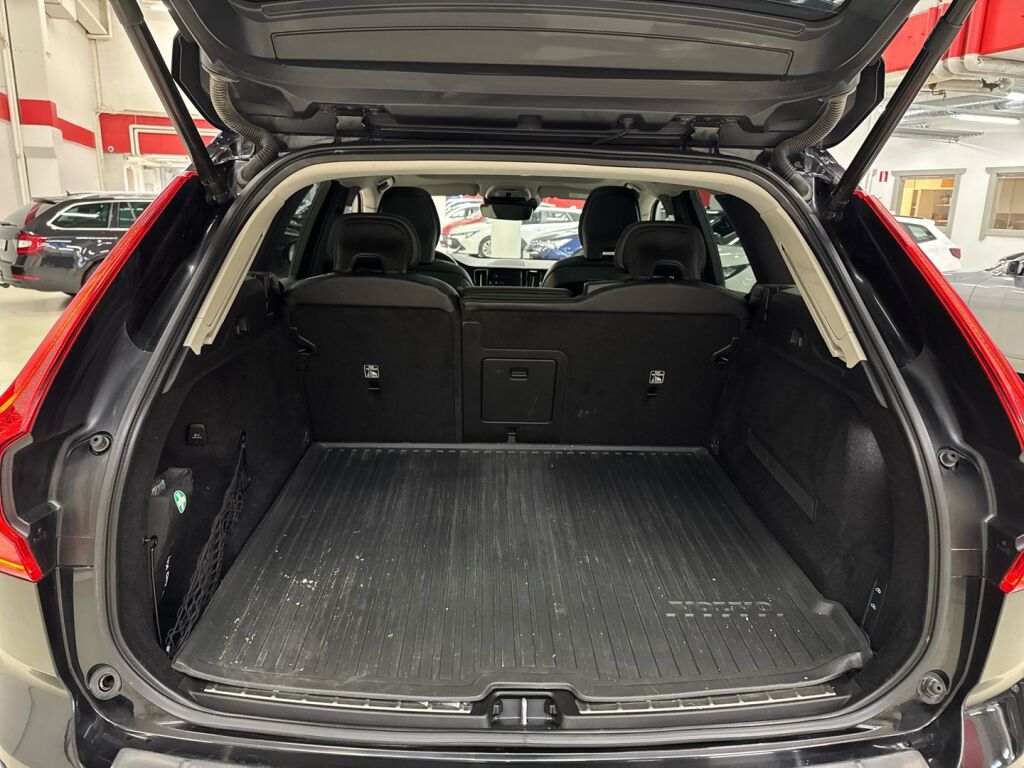 Volvo XC60 2020 Musta
