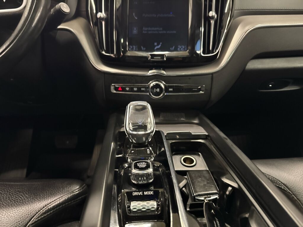 Volvo XC60 2020 Musta