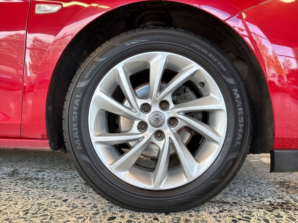 Opel Astra 2020 Metallinhohto Punainen