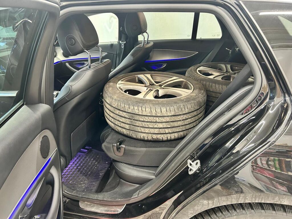 Mercedes-Benz E 2018 Met. Musta