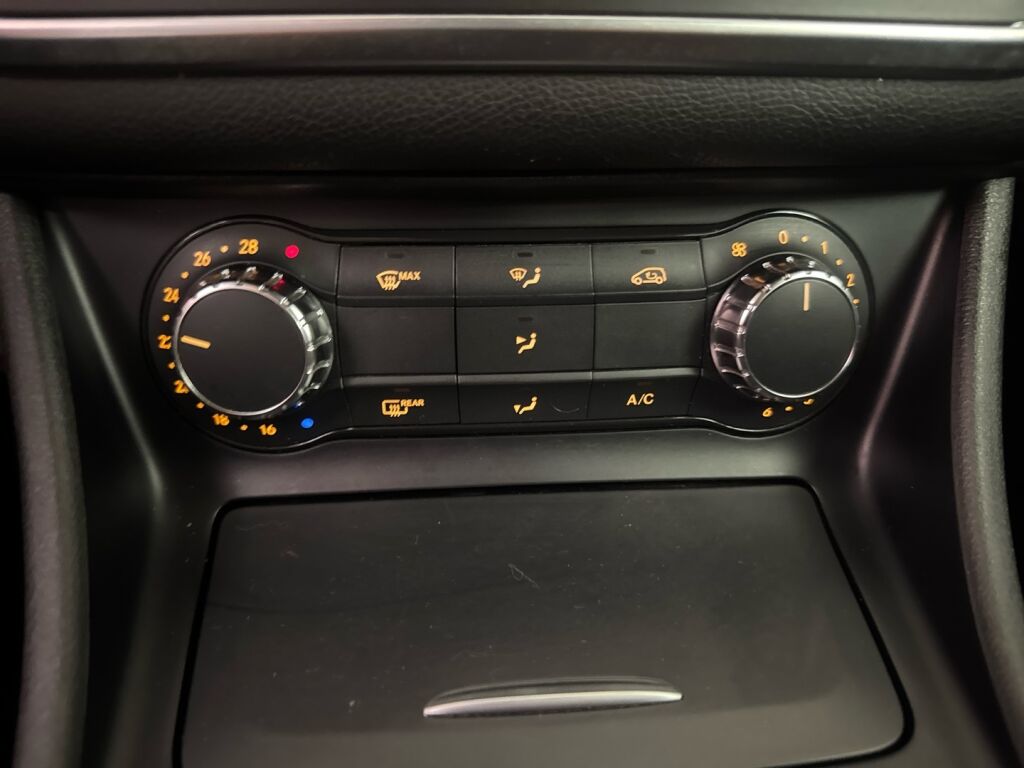 Mercedes-Benz CLA 2015 Musta