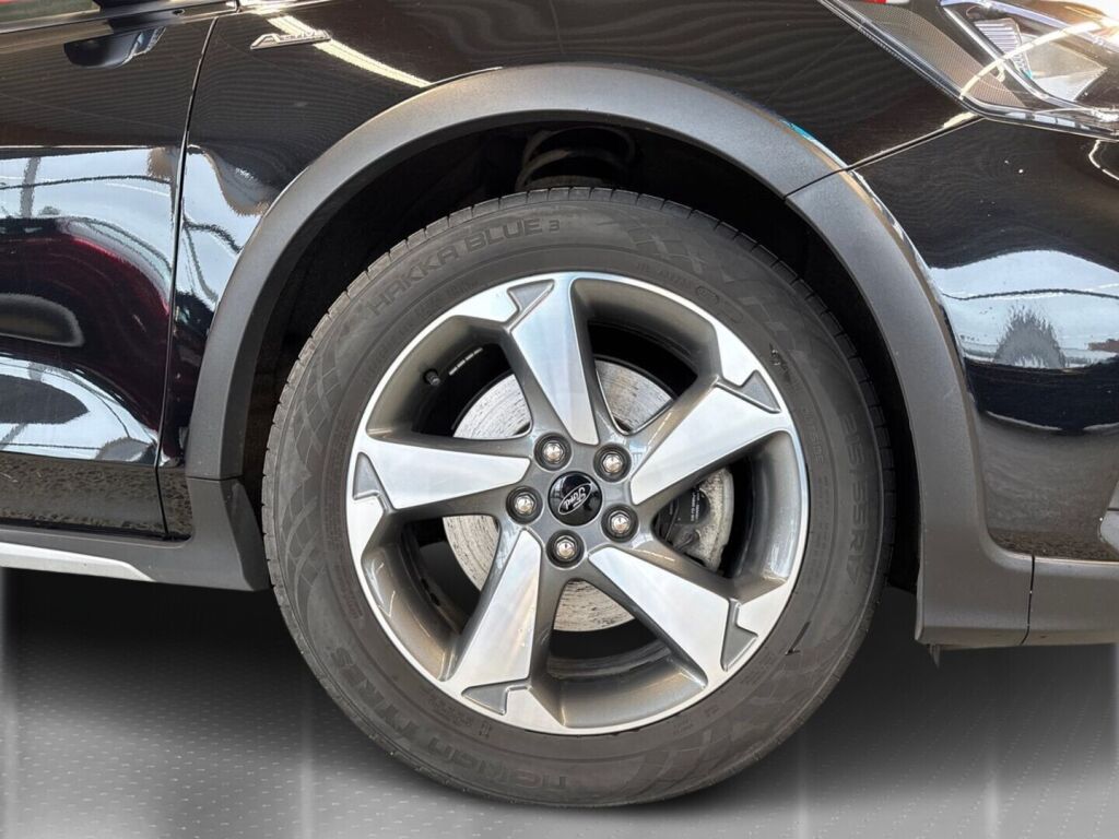 Ford Focus 2020 Metallinhohto Musta (Agate Black Metallic)