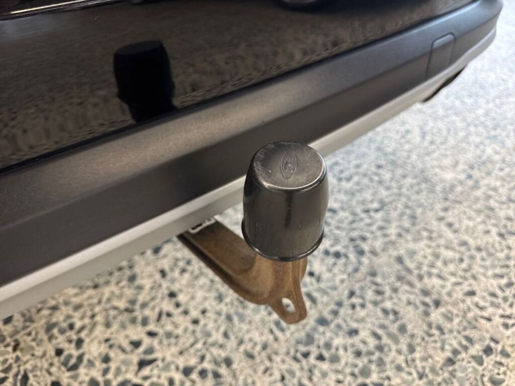 Ford Focus 2020 Metallinhohto Musta (Agate Black Metallic)