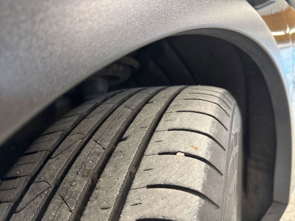 Ford Focus 2020 Metallinhohto Musta (Agate Black Metallic)