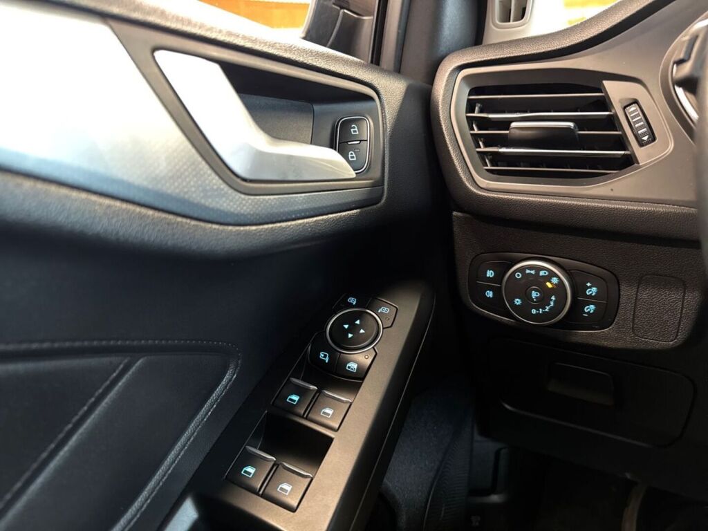 Ford Focus 2020 Metallinhohto Musta (Agate Black Metallic)