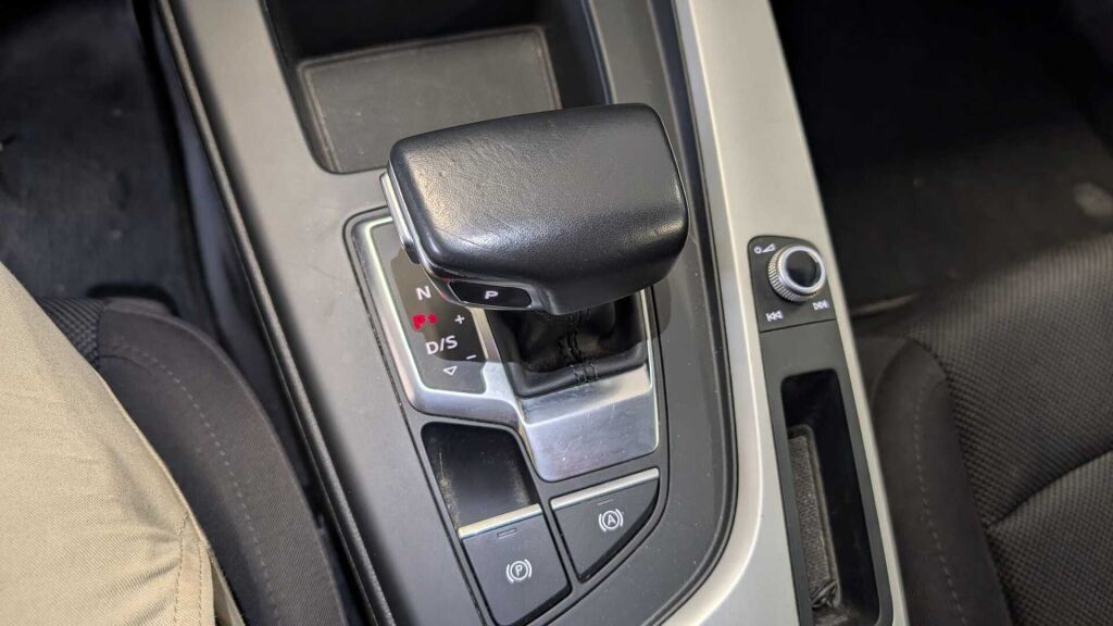 Audi A4 2020 Musta