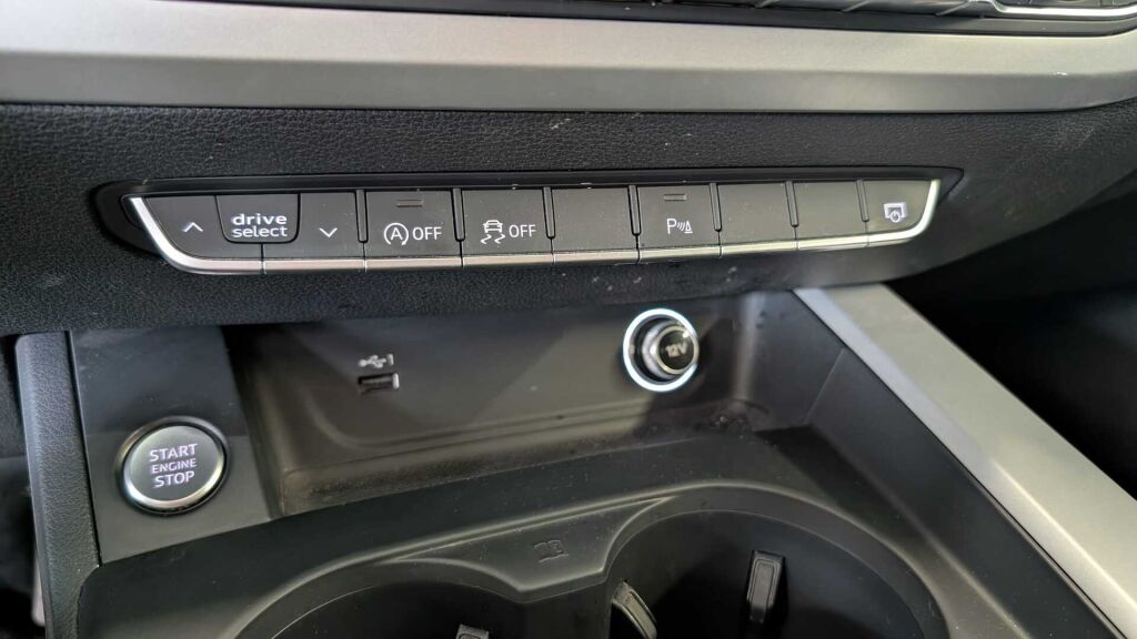 Audi A4 2020 Musta