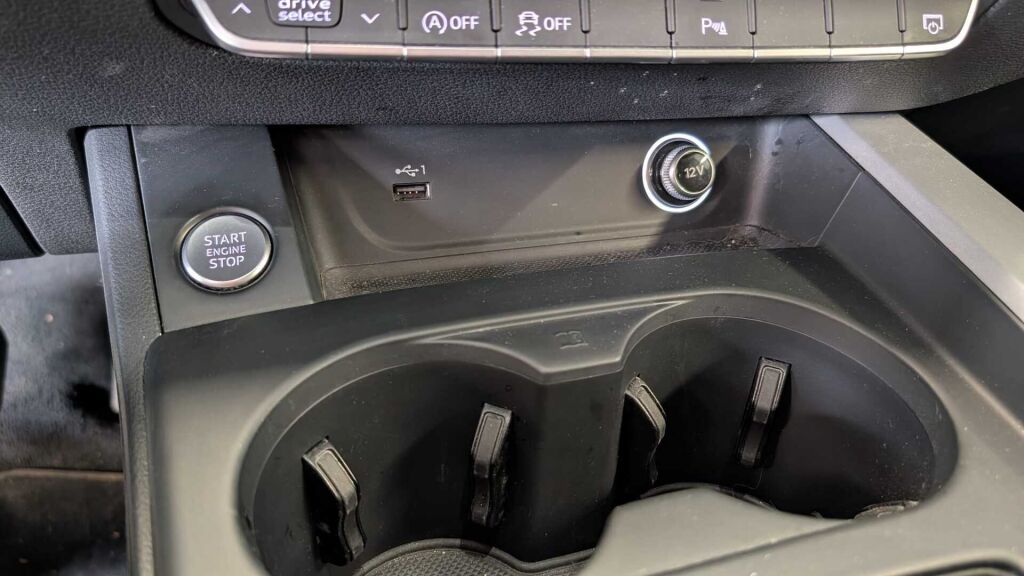 Audi A4 2020 Musta