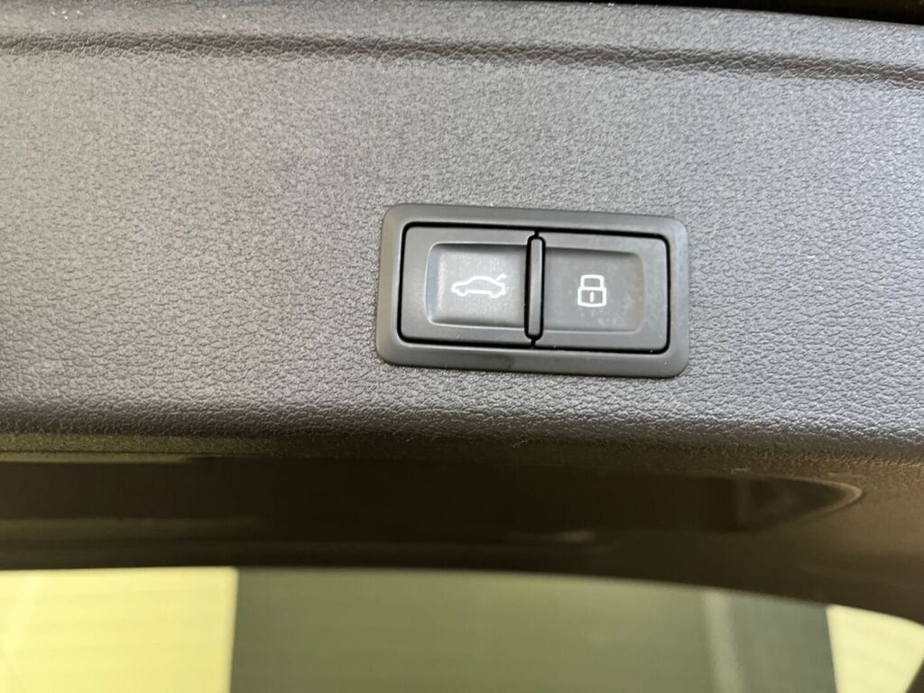Audi A4 2020 Musta