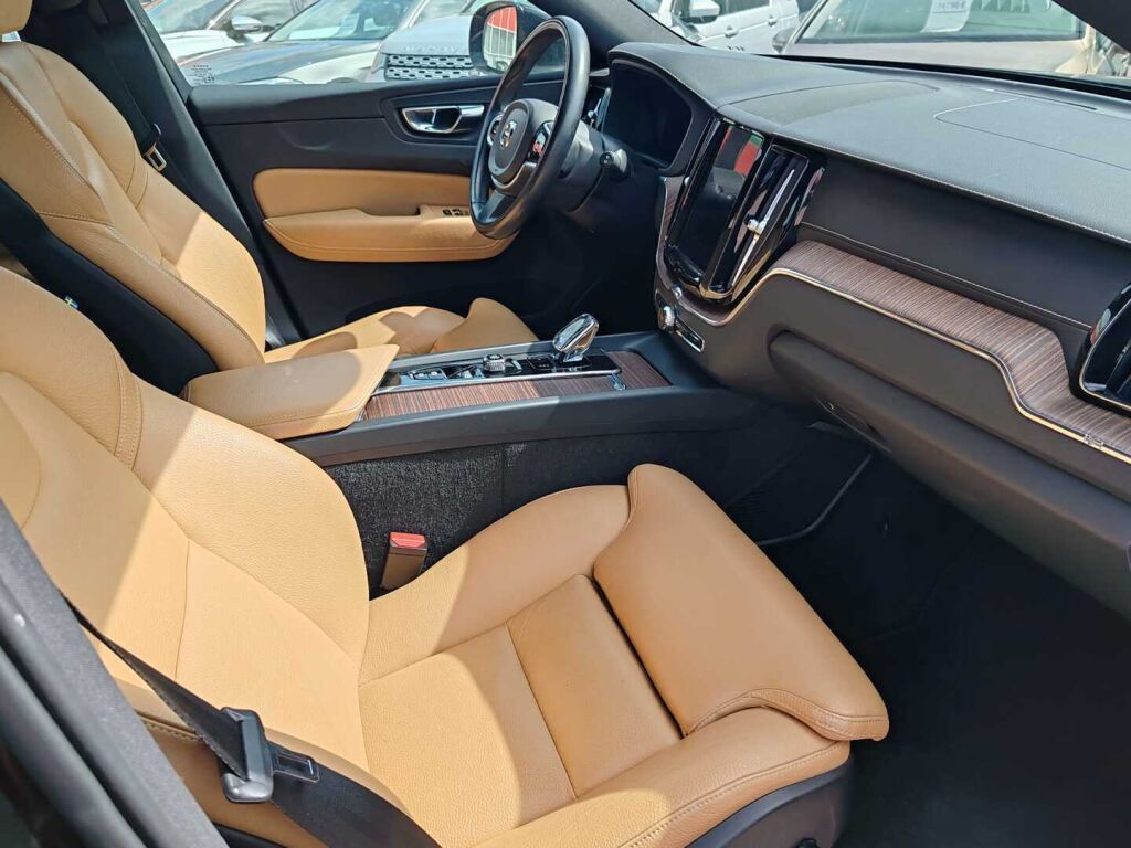 Volvo XC60 2020 Musta