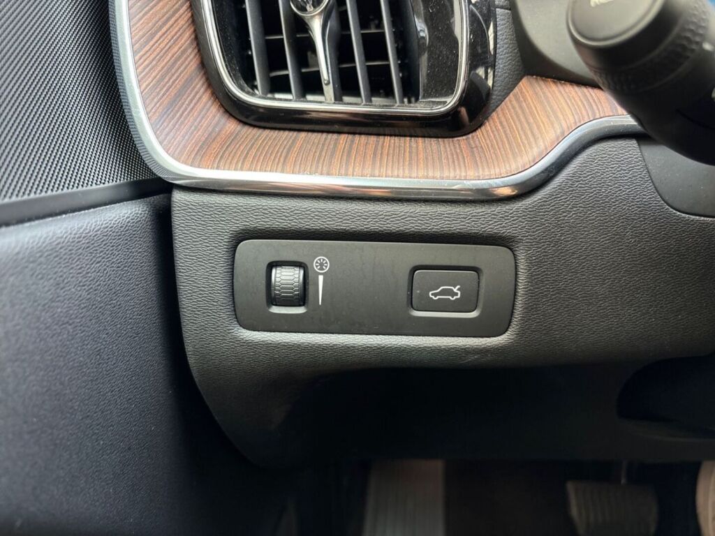 Volvo XC60 2020 Musta