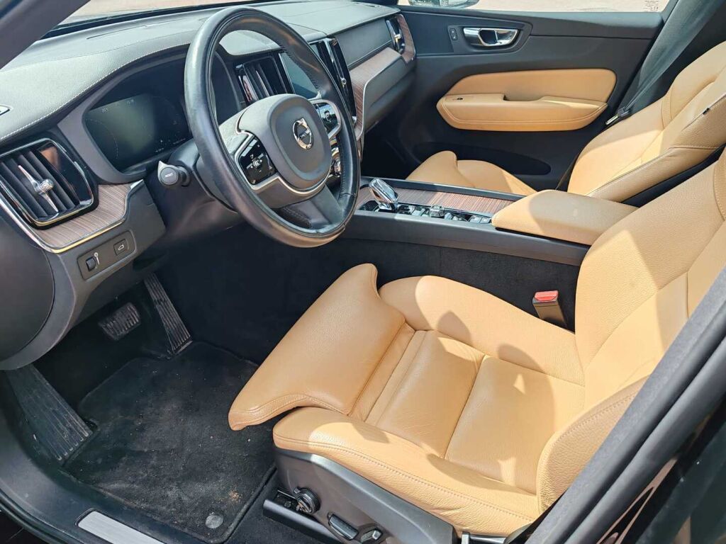 Volvo XC60 2020 Musta