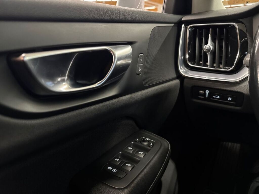 Volvo V60 2021 Metallinhohto Hopea