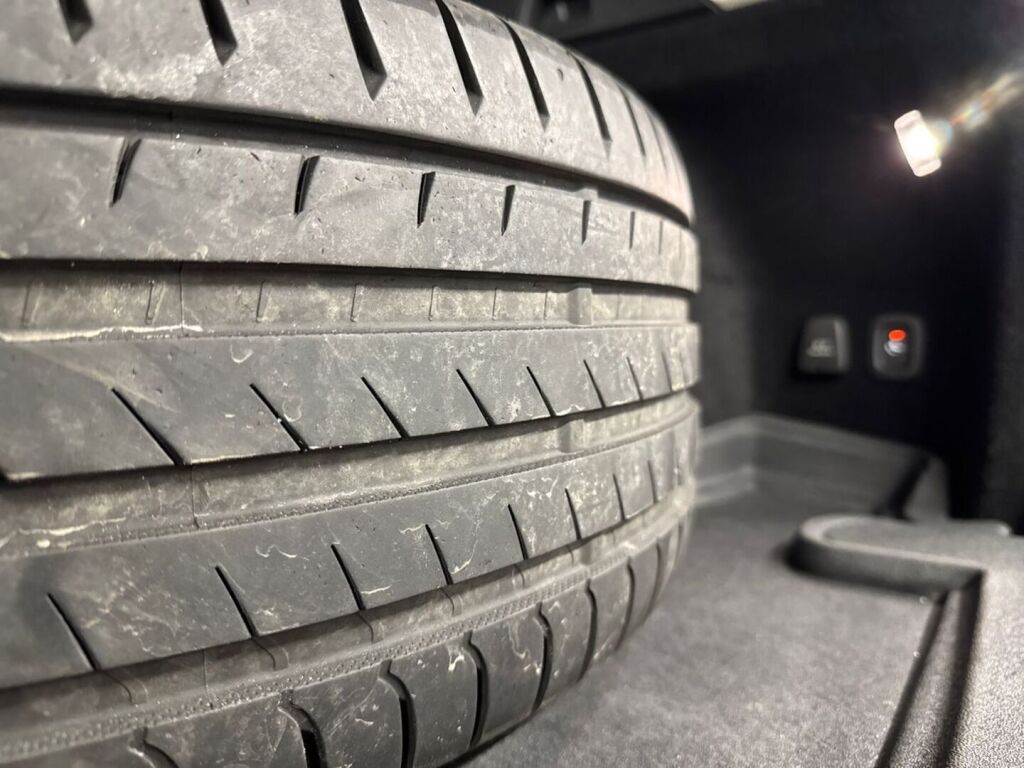 Volvo V60 2021 Metallinhohto Hopea