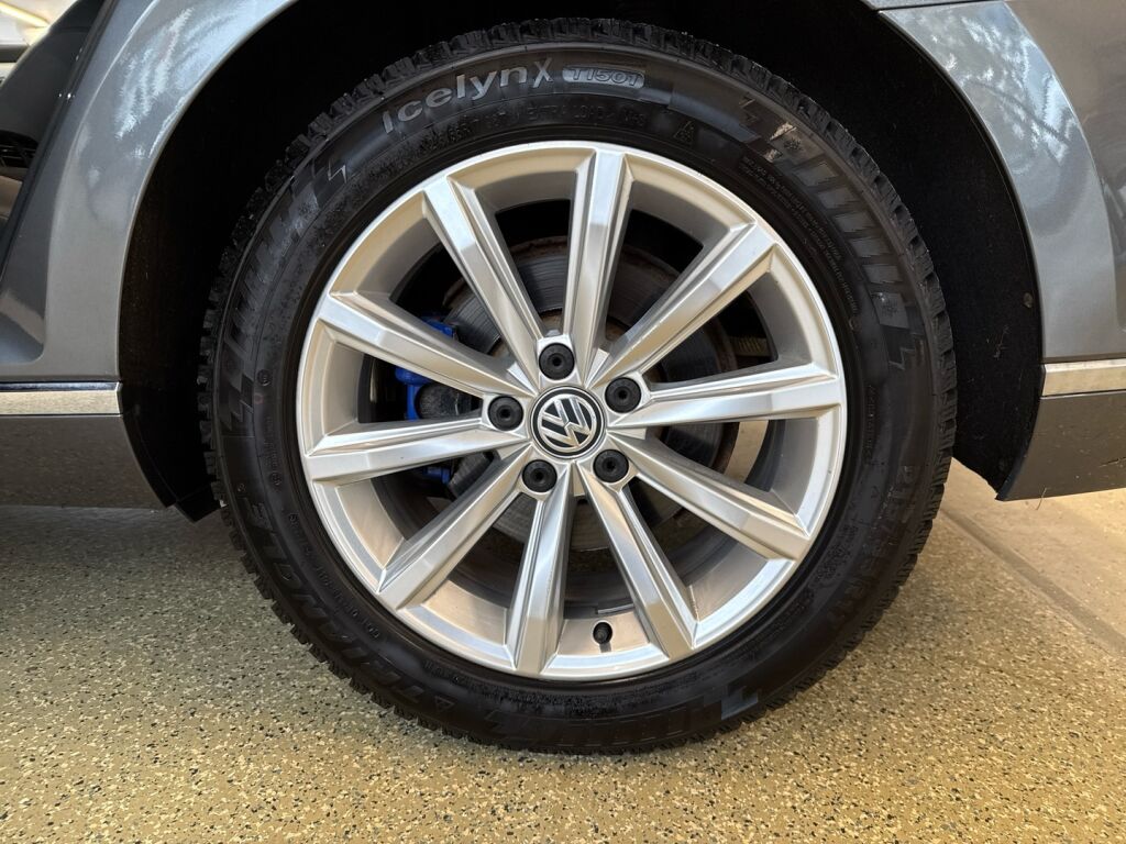 Volkswagen Passat 2017 Ruskea (beige)