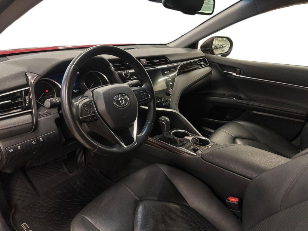 Toyota Camry 2020 Punainen