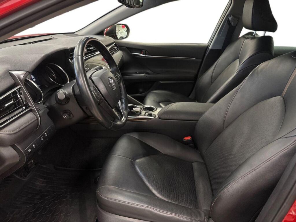 Toyota Camry 2020 Punainen
