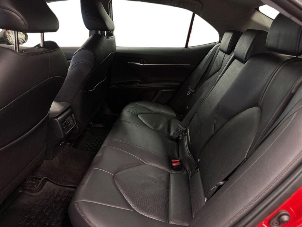 Toyota Camry 2020 Punainen