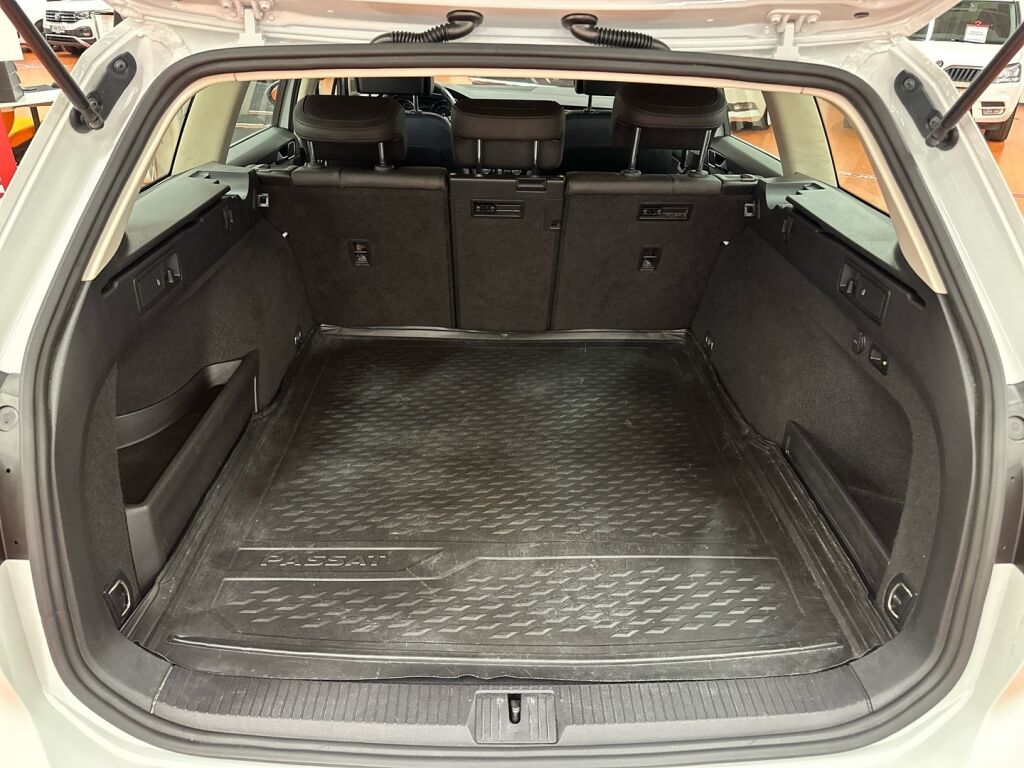 Volkswagen Passat 2019 Valkoinen