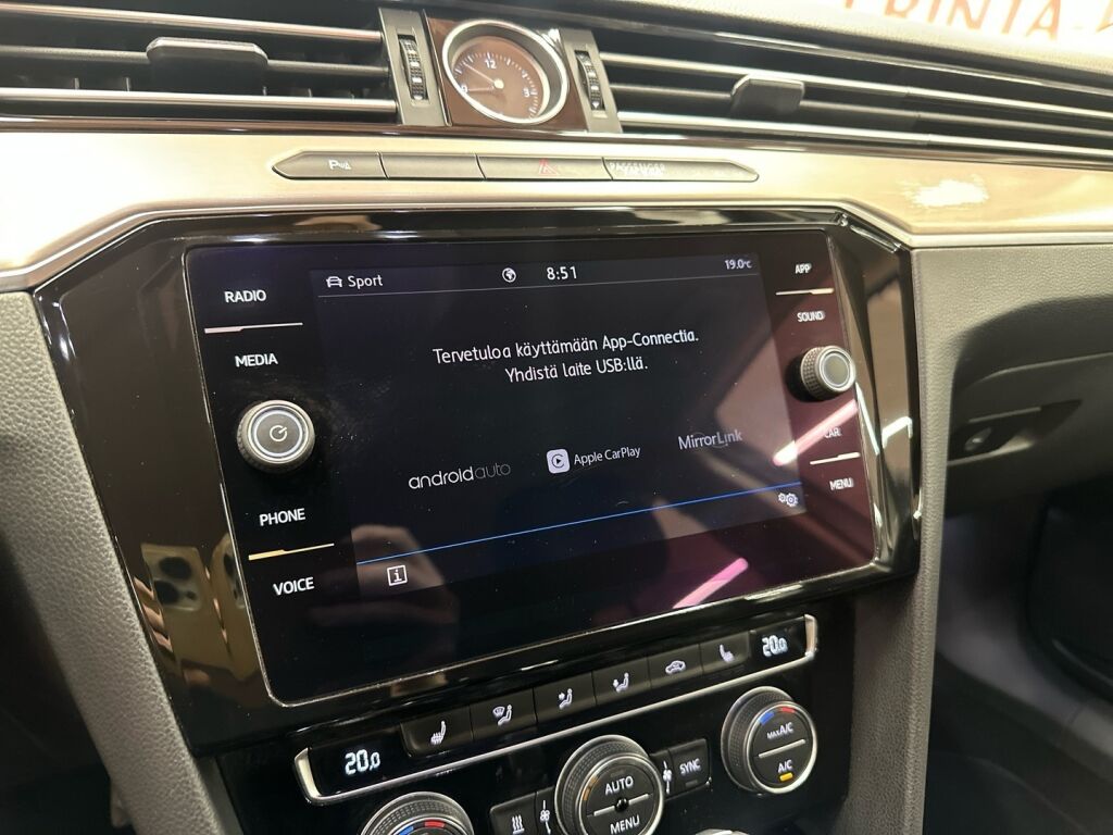 Volkswagen Passat 2019 Valkoinen