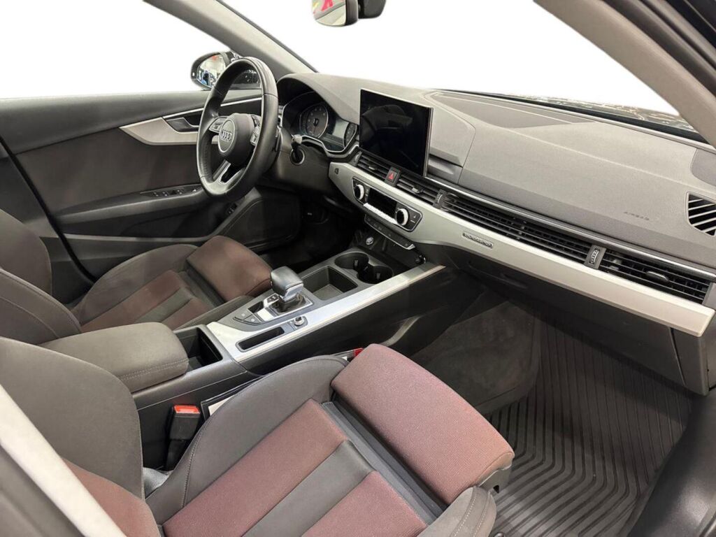 Audi A4 2021 Musta