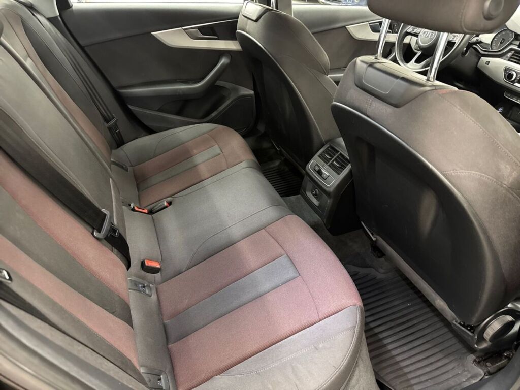 Audi A4 2021 Musta