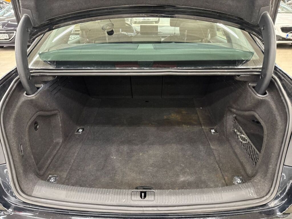 Audi A4 2021 Musta