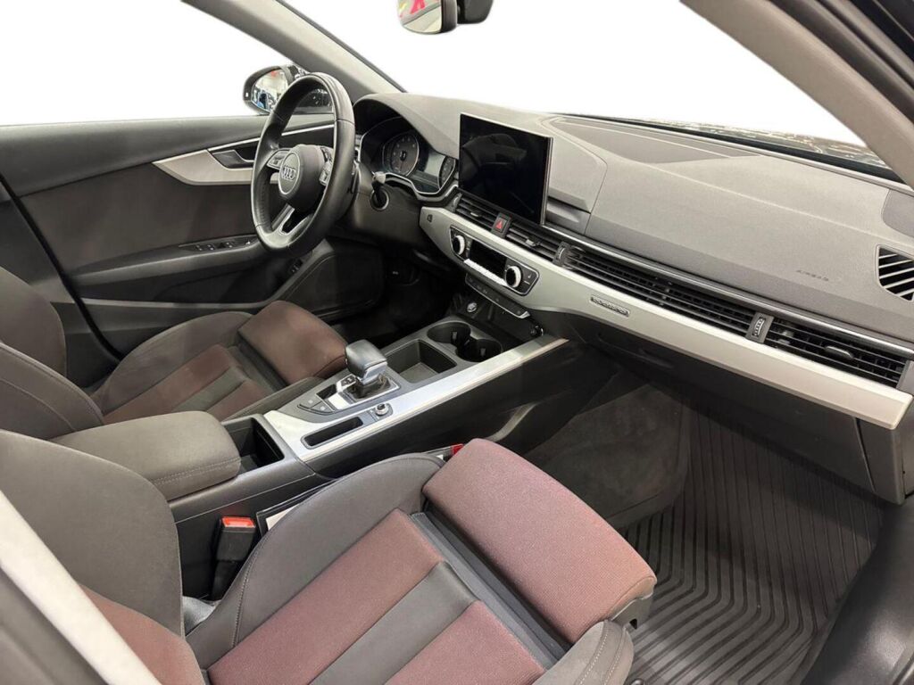 Audi A4 2021 Musta