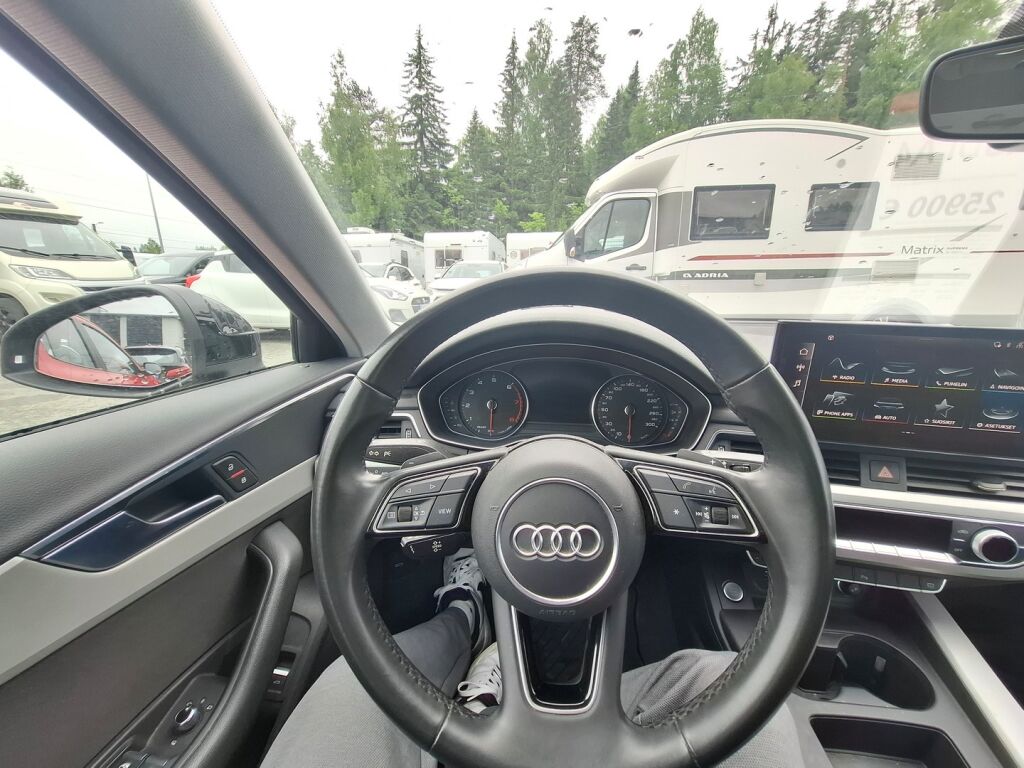 Audi A4 2021 Musta