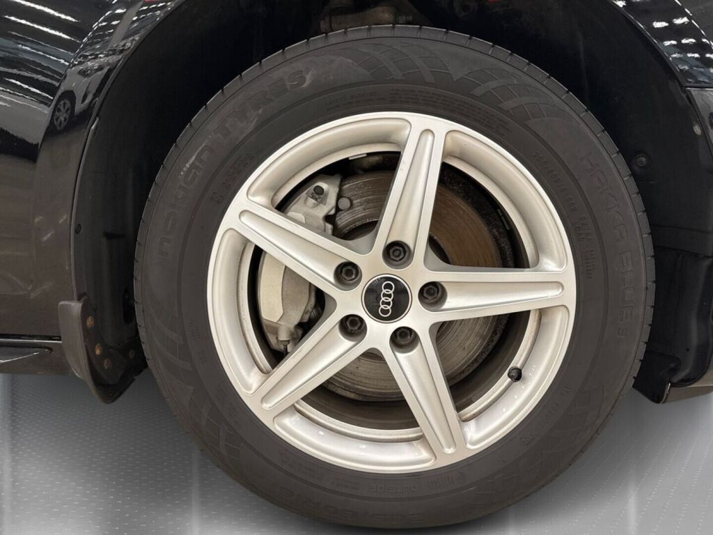 Audi A4 2021 Musta
