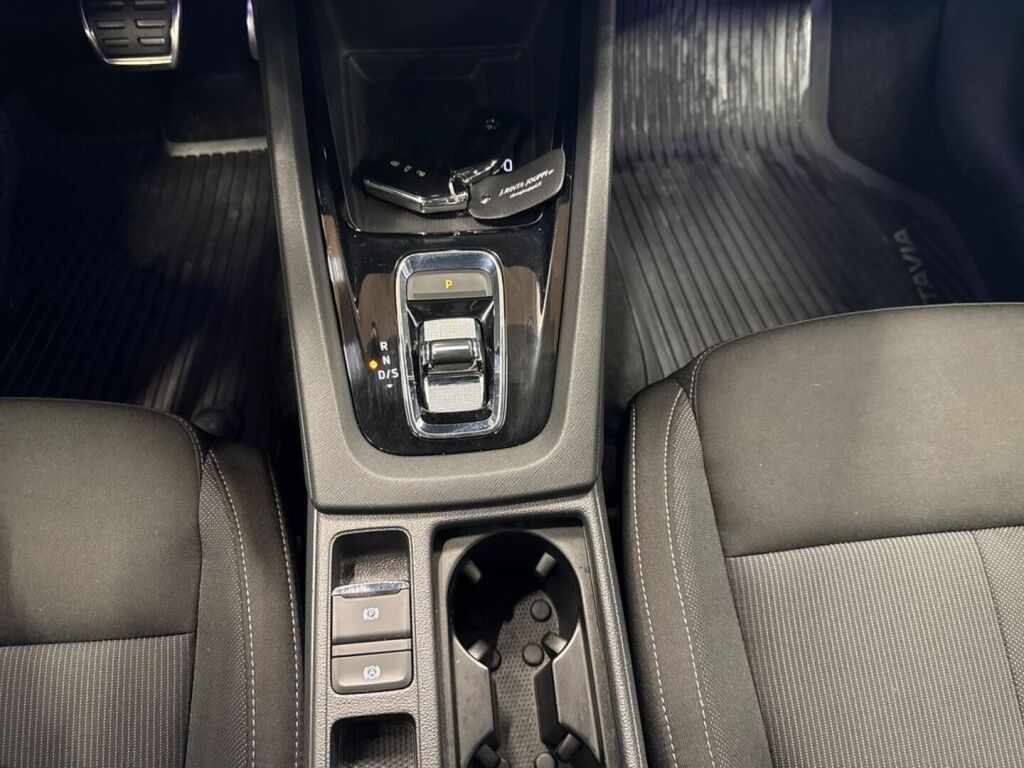 Skoda Octavia 2021 Punainen