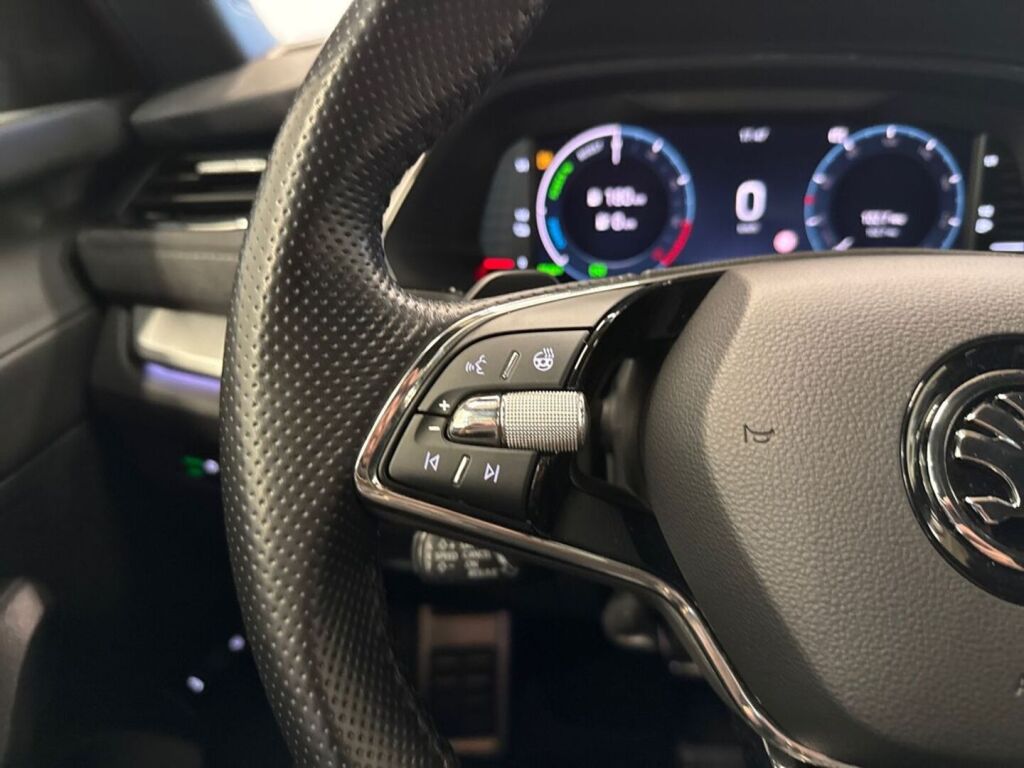 Skoda Octavia 2021 Punainen