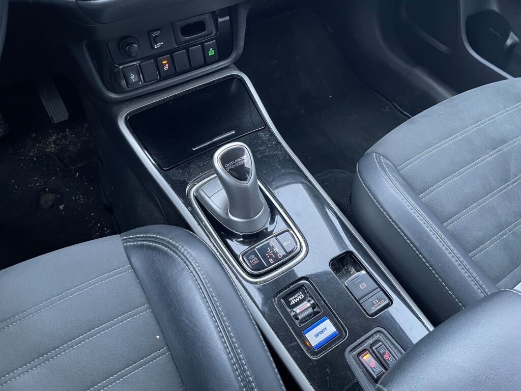 Mitsubishi Outlander PHEV 2020 Musta