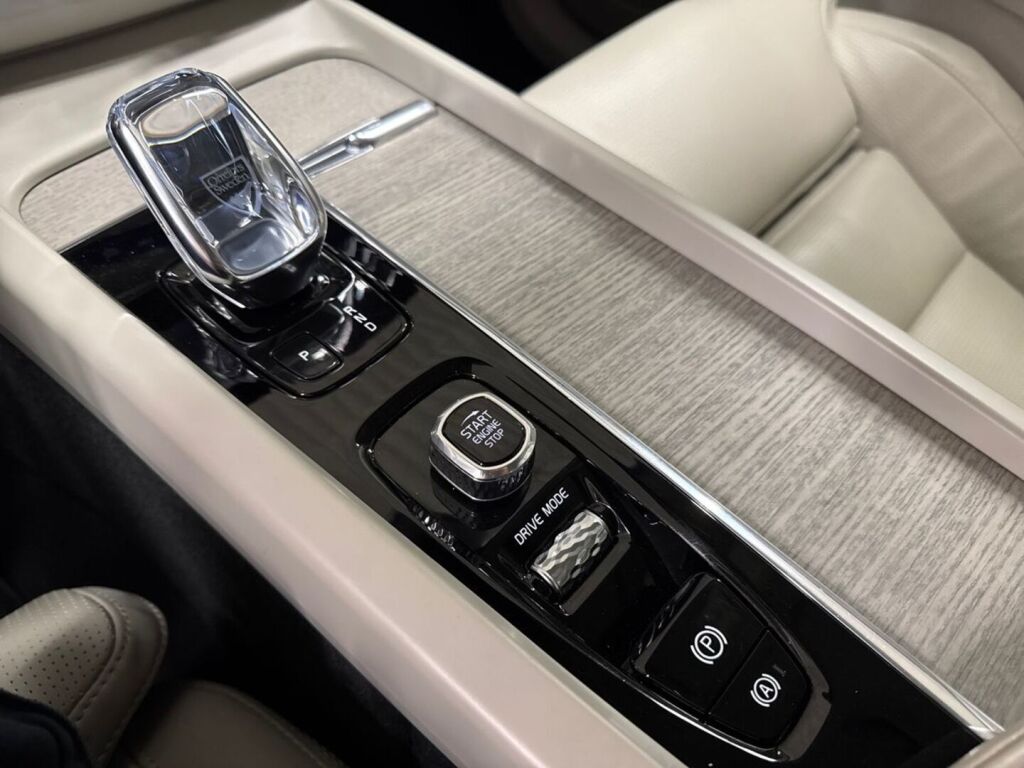 Volvo XC60 2020 Musta