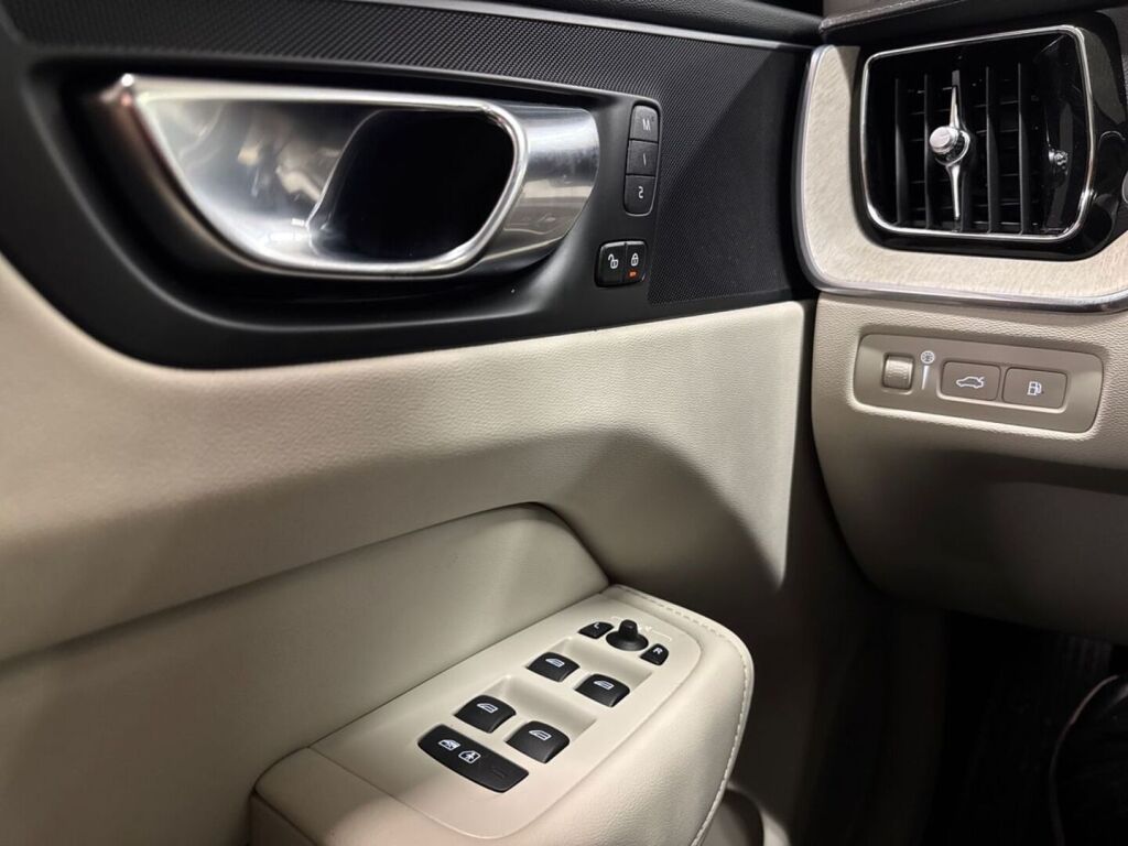 Volvo XC60 2020 Musta