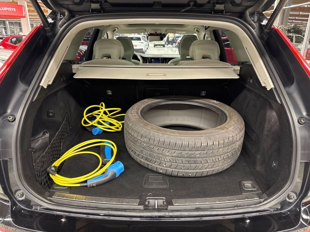 Volvo XC60 2020 Musta