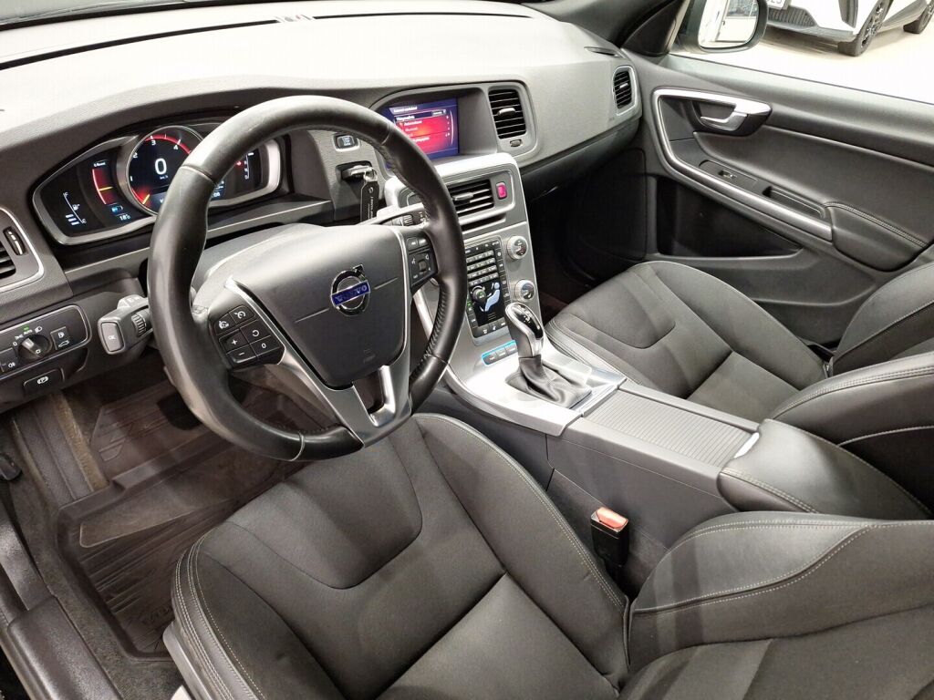 Volvo V60 2018 Musta