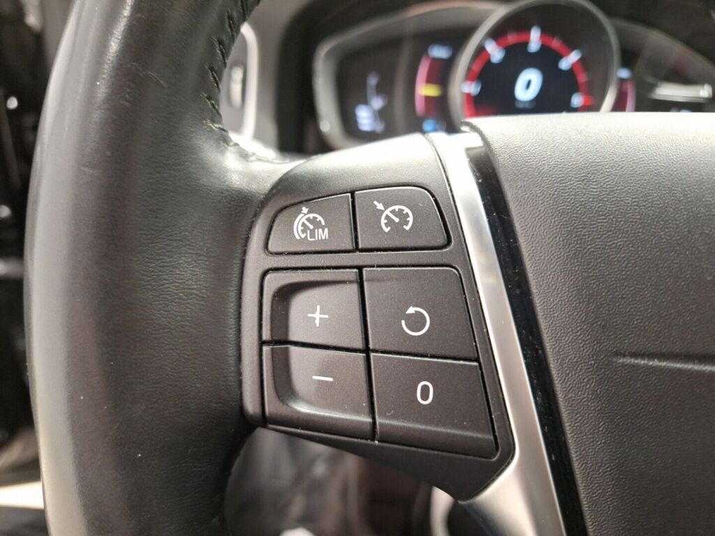 Volvo V60 2018 Musta