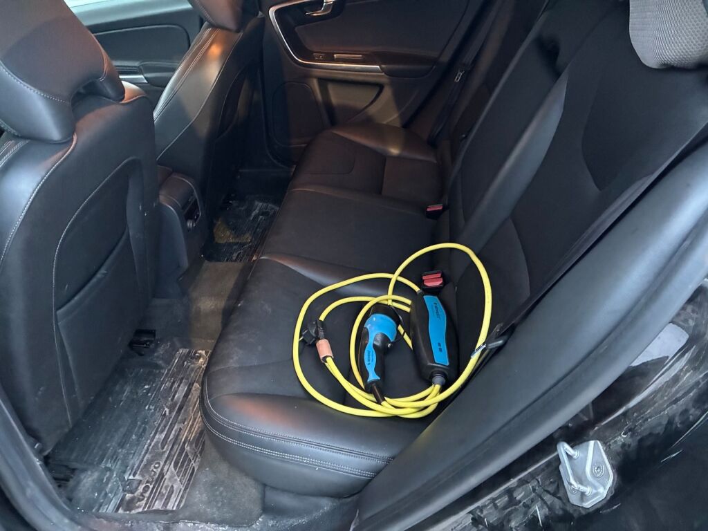 Volvo V60 2018 Musta