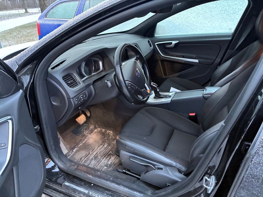 Volvo V60 2018 Musta