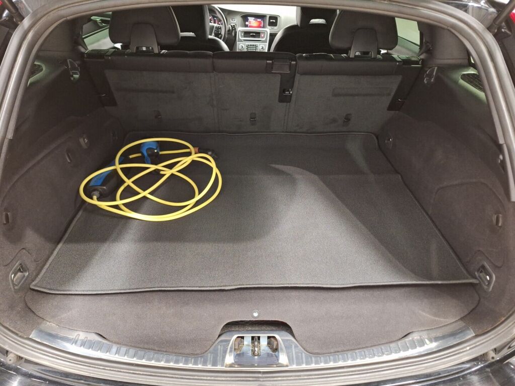 Volvo V60 2018 Musta