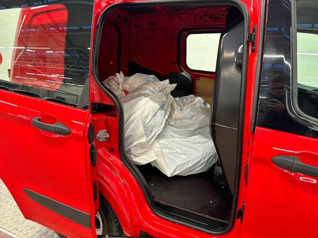 Ford Transit Courier 2022 Punainen